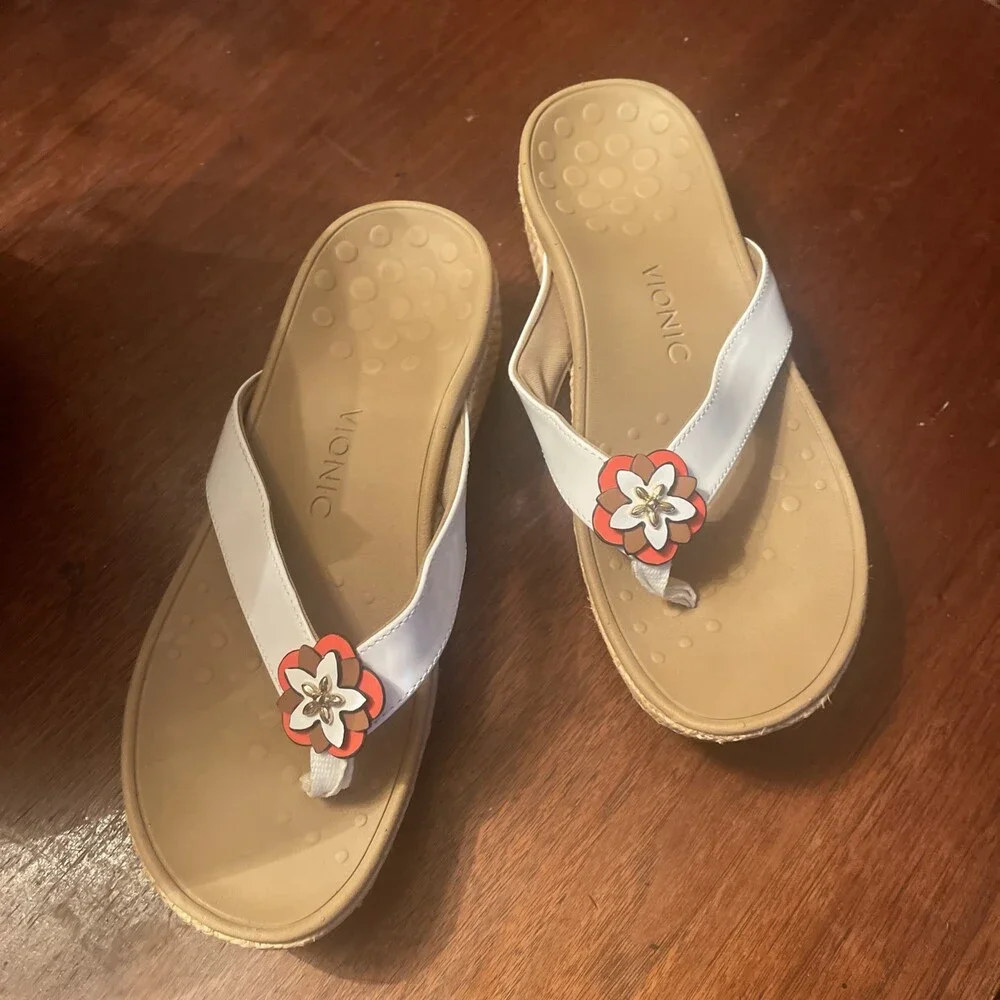 Vionic Sz 8M Mimi Wedge White Patent Leather Floral Embellishment Thong Sandal